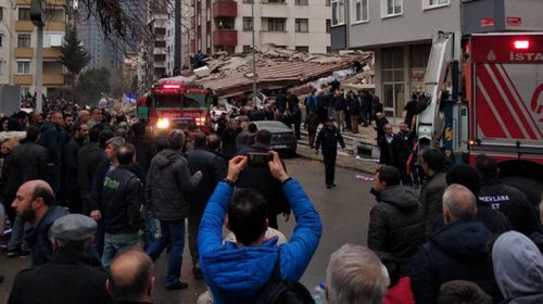 Τουλάχιστον ένας νεκρός στα συντρίμμια του πολυώροφου κτιρίου στην Κωνσταντινούπολη