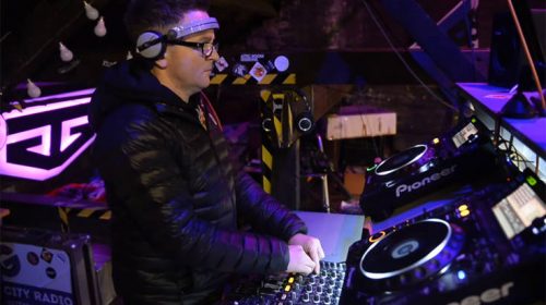 «Είμαι ένας DJ που τυχαίνει να είναι κουφός»