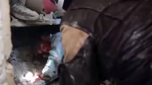 Η στιγμή που κορίτσι γεμάτο αίματα στο πρόσωπο διασώζεται από τα ερείπια στη Συρία