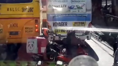 Κόλλησαν στην κίνηση και έπαιξαν… πέτρα, ψαλίδι, χαρτί