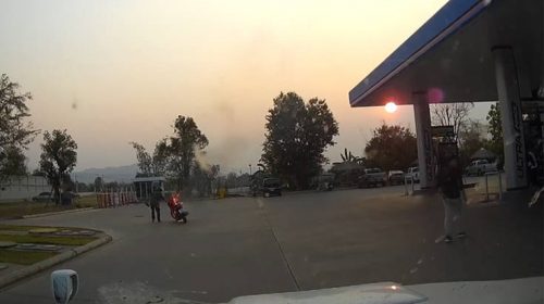 Πήγε να φουλάρει το μηχανάκι και εκείνο… τυλίχθηκε στις φλόγες