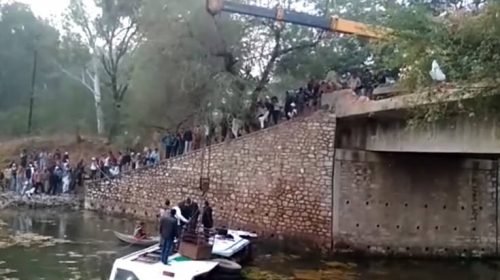 Με γερανό σώθηκαν οι επιβάτες λεωφορείου που βρέθηκε στο νερό