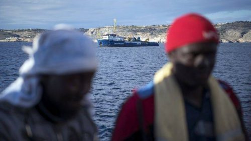 Μετανάστες ζητούν αποζημίωση από Σαλβίνι και Κόντε