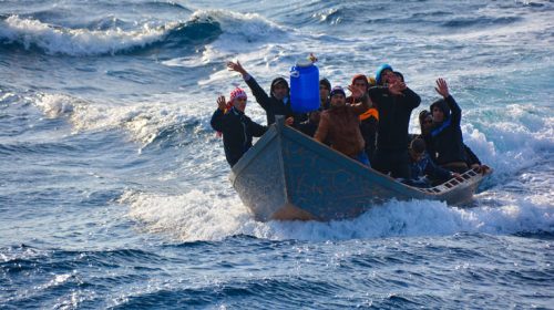 Συναγερμός για ακυβέρνητο σκάφος με 150 μετανάστες ανοικτά της Λιβύης