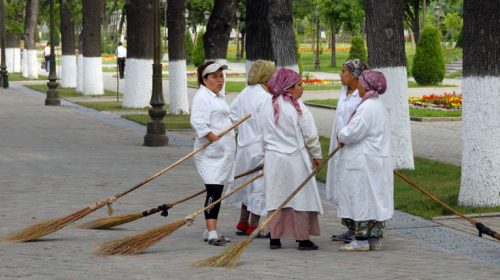 Η χώρα όπου οι δημόσιοι υπάλληλοι καθαρίζουν δρόμους, φυτεύουν δέντρα και μαζεύουν βαμβάκι