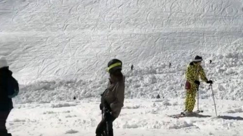 Σταματούν οι έρευνες για εγκλωβισμένους σκιέρ στην Ελβετία