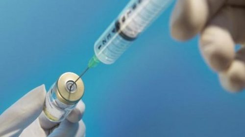 Η μητέρα του δεν τον άφηνε να εμβολιαστεί κι εκείνος συμβουλεύτηκε τα social media