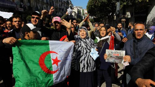 Χιλιάδες άνθρωποι διαδηλώνουν στο Αλγέρι ενάντια στον πρόεδρο της χώρας