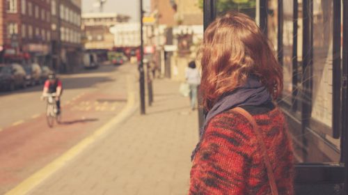 Πρόστιμα για τα… βρώμικα ρούχα των επιβατών στα μέσα μεταφοράς