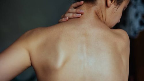 Γιατρός αυνανιζόταν στην πλάτη ασθενούς την ώρα του υπερηχογραφήματος