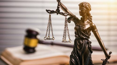 Δικαστήριο αθώωσε δύο άνδρες για βιασμό επειδή το θύμα ήταν «πολύ αρρενωπό»