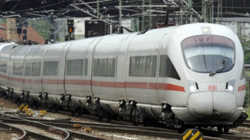 Επιβάτης έσπασε την καμπίνα οδηγού γιατί το τρένο πήγαινε πολύ γρήγορα