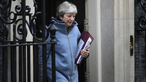 Καθυστέρηση για το Brexit θα ζητήσει η Μέι από τον Τουσκ