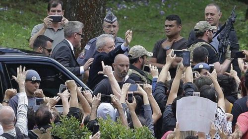 Ο Λούλα πήγε χαμογελαστός στην… κηδεία του 7χρονου εγγονού του