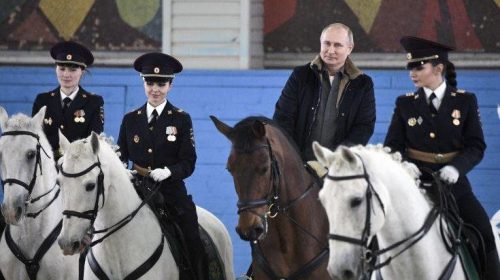 Έφιππος ο Πούτιν τίμησε την Παγκόσμια Ημέρα της Γυναίκας
