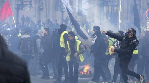 Ο Μακρόν εξετάζει την απαγόρευση διαδηλώσεων στα Ηλύσια Πεδία