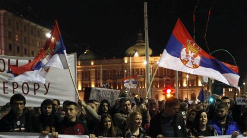 Διαδηλωτές εισέβαλαν στο κτήριο της δημόσιας τηλεόρασης της Σερβίας