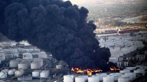 Μαίνεται για τρίτη μέρα μεγάλη πυρκαγιά σε εργοστάσιο στο Χιούστον