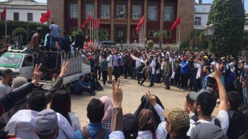 Για τέταρτη εβδομάδα συνεχίζουν την απεργία τους χιλιάδες δάσκαλοι στο Μαρόκο