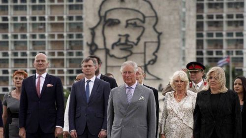 Υπό το βλέμμα του Τσε, ο Κάρολος και η Καμίλα έφτασαν στην Κούβα