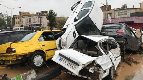Χείμαρρος παρασέρνει τα πάντα στο πέρασμά του στο Ιράν