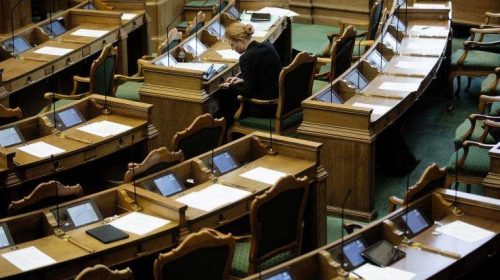 Ζήτησαν από βουλευτή στη Δανία να απομακρύνει το μωρό της από την αίθουσα της Βουλής
