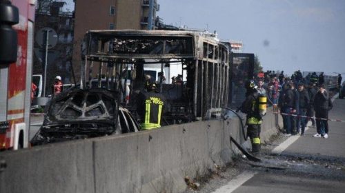 Οδηγός έβαλε φωτιά σε λεωφορείο με δεκάδες μαθητές