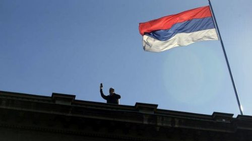 Ο πρόεδρος της Σερβίας έπαιζε σκάκι όσο οι διαδηλωτές τον πολιορκούσαν