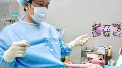 Νεογέννητο «γραπώνει» τον μαιευτήρα λίγα λεπτά μετά τη γέννησή του