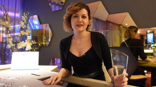 Γυναίκα στέφθηκε νικήτρια σε παραδοσιακά αντρικό διαγωνισμό γκρουπιέρηδων