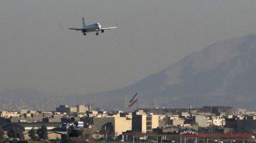 Αεροσκάφος έπιασε φωτιά την ώρα που προσγειωνόταν στο αεροδρόμιο