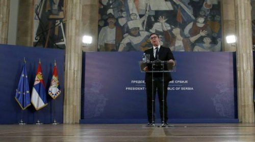 Διαδηλωτές στο Βελιγράδι απέκλεισαν τον Βούτσιτς στο προεδρικό μέγαρο