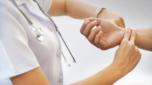 Νοσηλεύτρια κατηγορείται ότι αποπλάνησε 13χρονο κι έκανε παιδί μαζί του