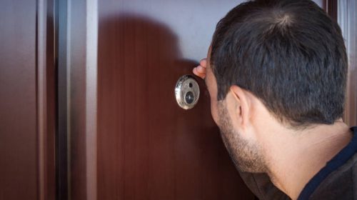 Ο λόγος που πρέπει να κλείνετε το ματάκι της πόρτας όταν φεύγετε για διακοπές