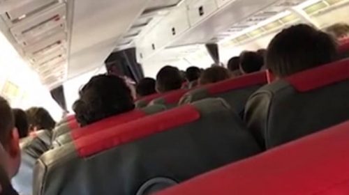 Η στιγμή που αεροσυνοδός συνειδητοποιεί ότι το αεροπλάνο προσγειώθηκε σε λάθος χώρα