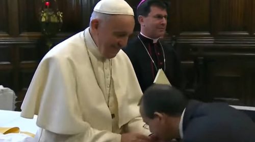 Ο Πάπας τραβάει το χέρι του κάθε φορά που ένας πιστός πάει να το φιλήσει