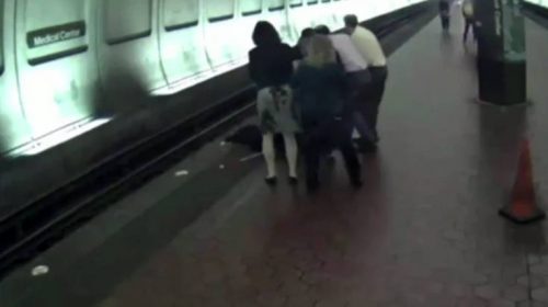 Η δραματική στιγμή που τυφλός άντρας πέφτει από την αποβάθρα στις ράγες του μετρό