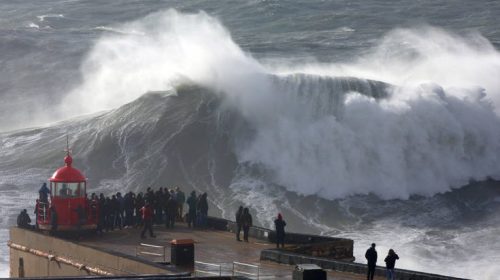 Κύμα-μαμούθ κατάπιε σέρφερ και διασώστη