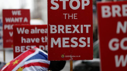 Η πρόταση Βρετανών βουλευτών για την αποφυγή ενός άτακτου Brexit