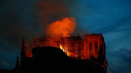 «Είμαστε μαζί σας, θα αναγεννηθείτε από τις στάχτες σας»