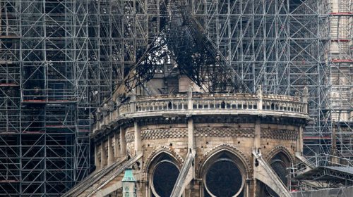 Παναγία των Παρισίων: Εργάτες κάπνιζαν πάνω στις σκαλωσιές, βρέθηκαν αποτσίγαρα