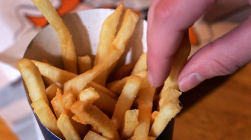 Ο καλλιτέχνης που συνδύασε τις τηγανητές πατάτες και το Fiat κουπέ