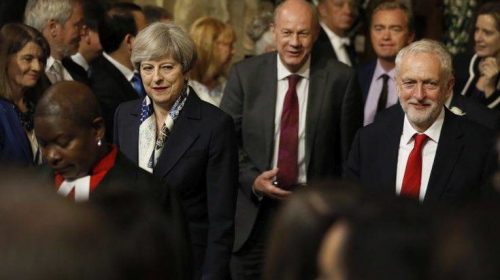 Το καθυστερημένο φλερτ Μέι και Κόρμπιν που γίνεται με την πλάτη στον τοίχο