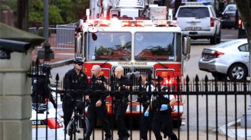 Άνδρας σε αμαξίδιο έκαψε το μπουφάν του έξω από τον Λευκό Οίκο