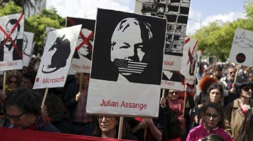 Ο Τζούλιαν Ασάνζ κατηγορεί πρέσβη του Ισημερινού για αποκάλυψη προσωπικών δεδομένων