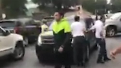 Βίντεο δείχνει πολίτες σε γειτονιά του Καράκας να διώχνουν τον Γκουαΐδό