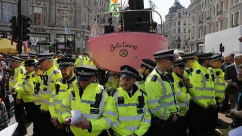 Διαδηλωτές απέκλεισαν την είσοδο στο χρηματιστήριο του Λονδίνου