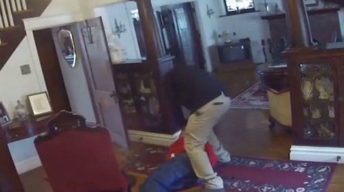 Άγρια επίθεση σε ηλικιωμένο μέσα στο σπίτι του, ο κλέφτης τον χτυπούσε με το όπλο του