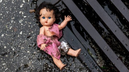 Έβαλε φωτιά και κοιτούσε τα παιδιά της να καίγονται ζωντανά