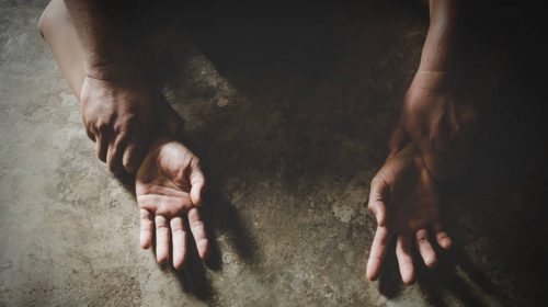 Βίασε τη γειτόνισσά του και μετά προσφέρθηκε να κάνει δουλειές για να επανορθώσει